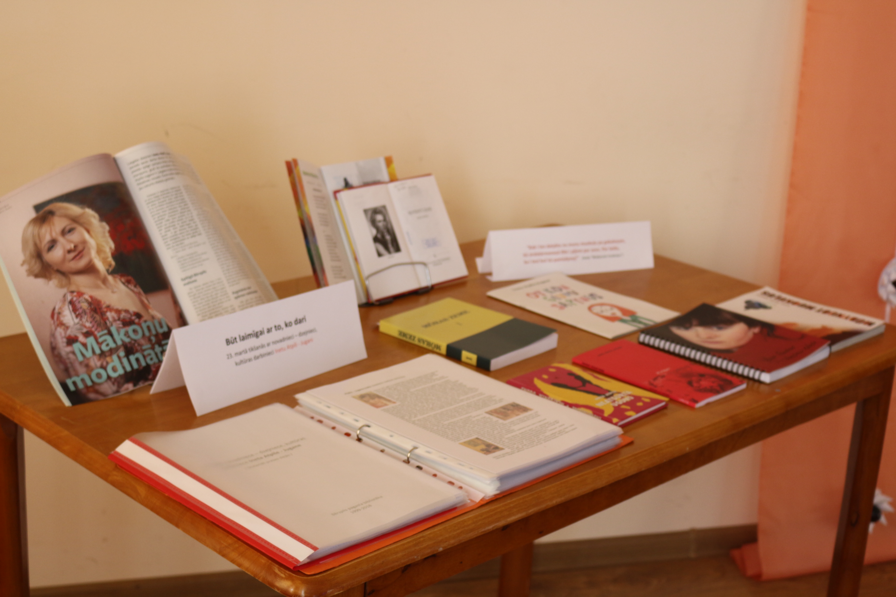 Inetai veltīta literatūras un materiālu izstāde Būt laimīgai ar to,
 ko dari.